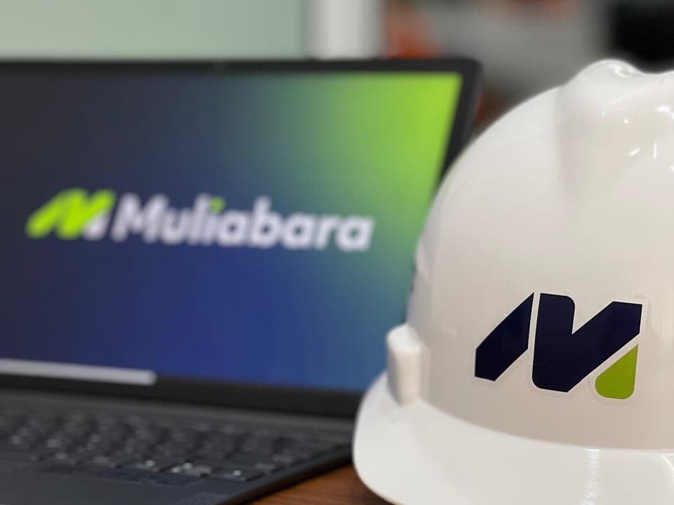Muliabara helmet and laptop