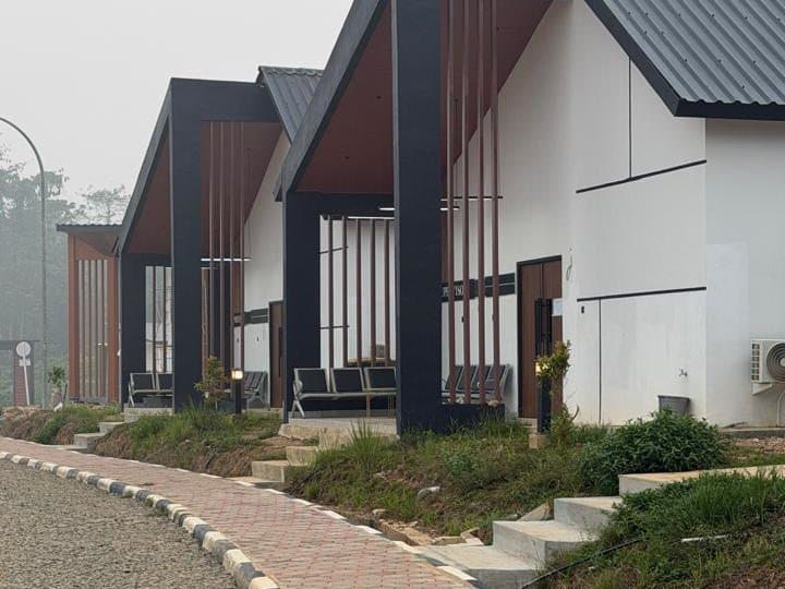 Paved walkway curving past the accommodation houses