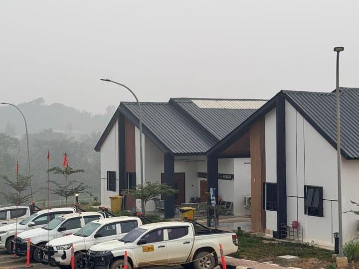 Accommodation houses and parked site vehicles