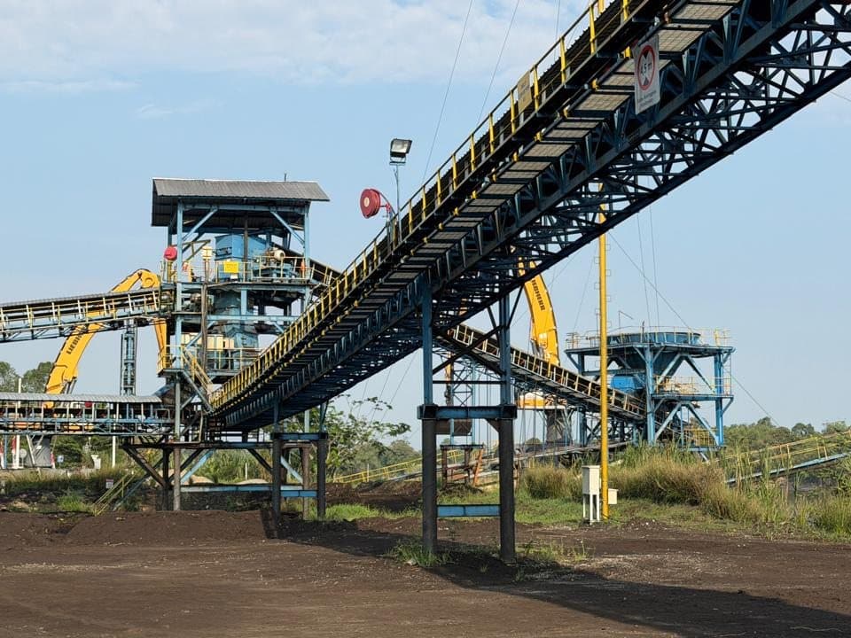 Conveyor and transfer tower at the coal terminal
