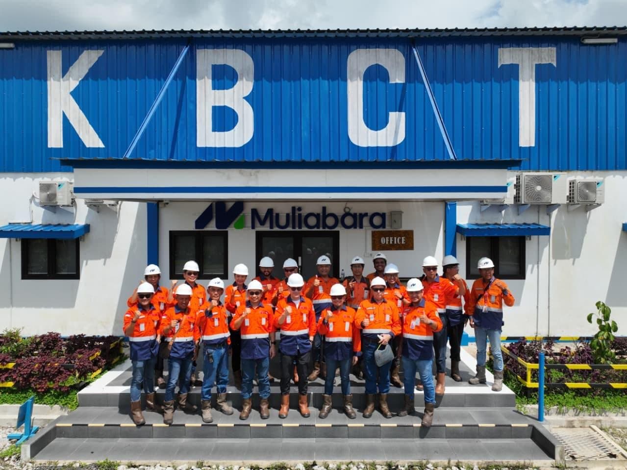 Team in front of the KBCT office
