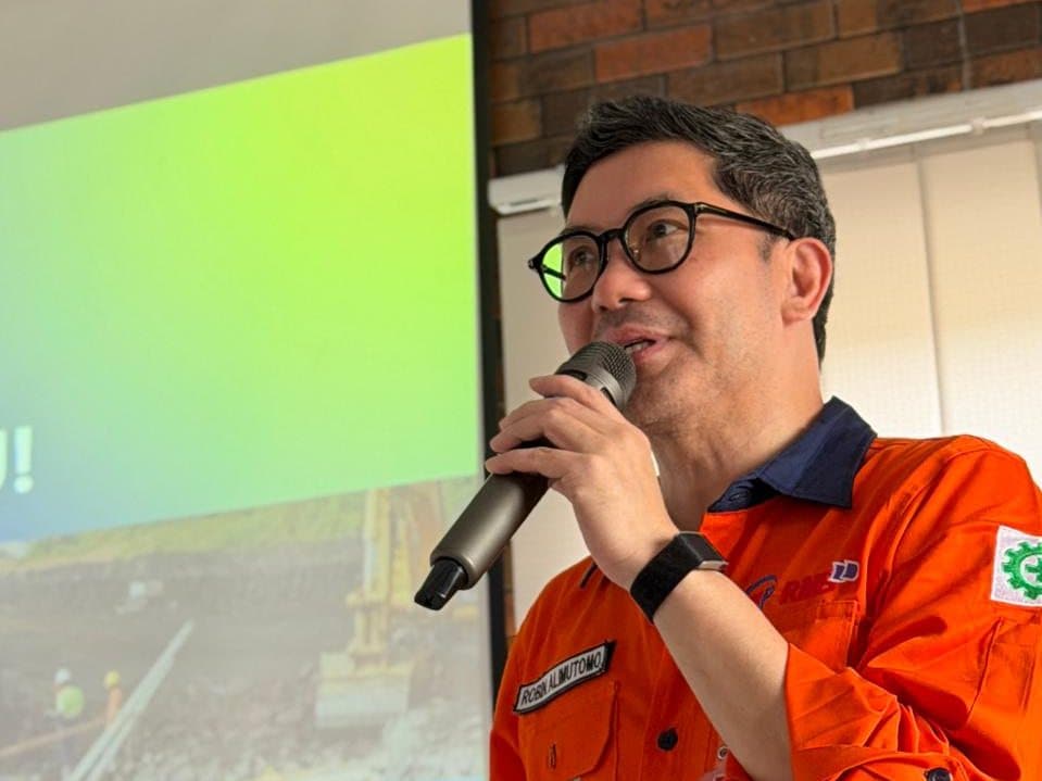 Leader speaking to the team at a site session