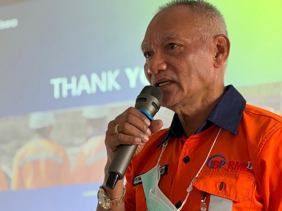 Leader speaking in front of the presentation screen