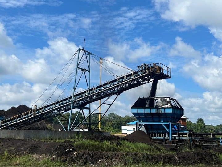 Stacker loading coal at Long Mahli Port
