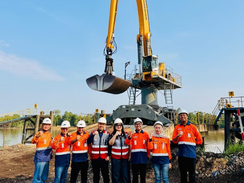 Muliabara team in front of a material handler at the port