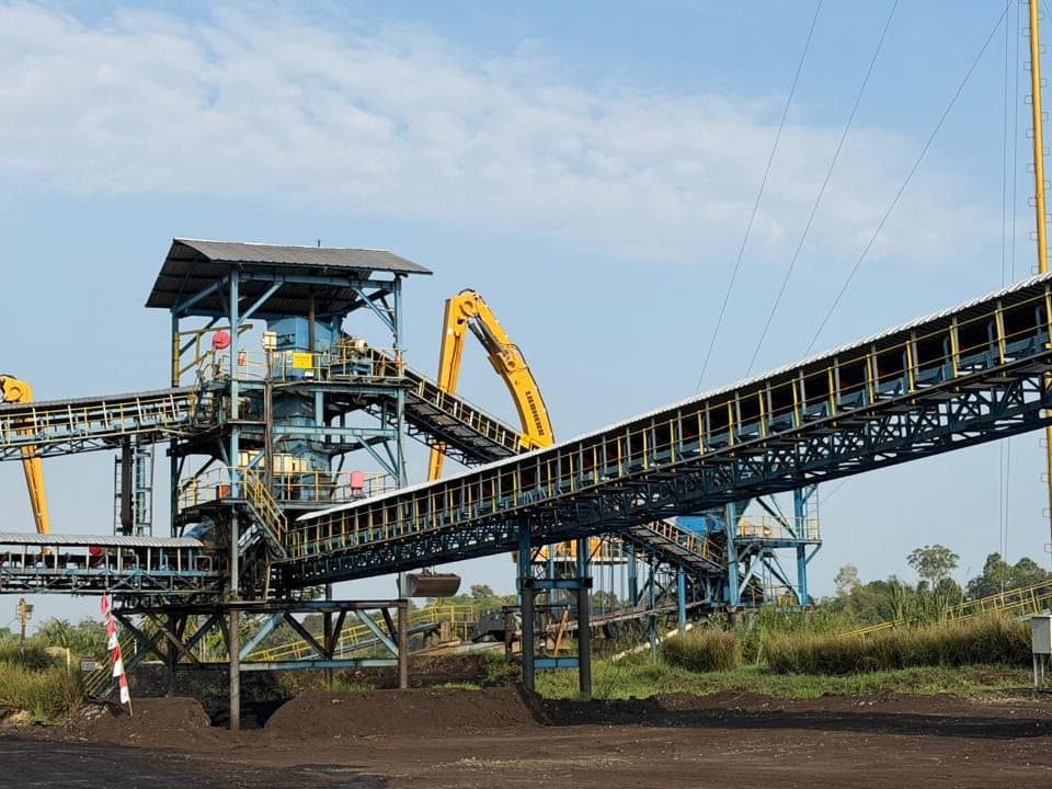 Coal terminal with conveyors